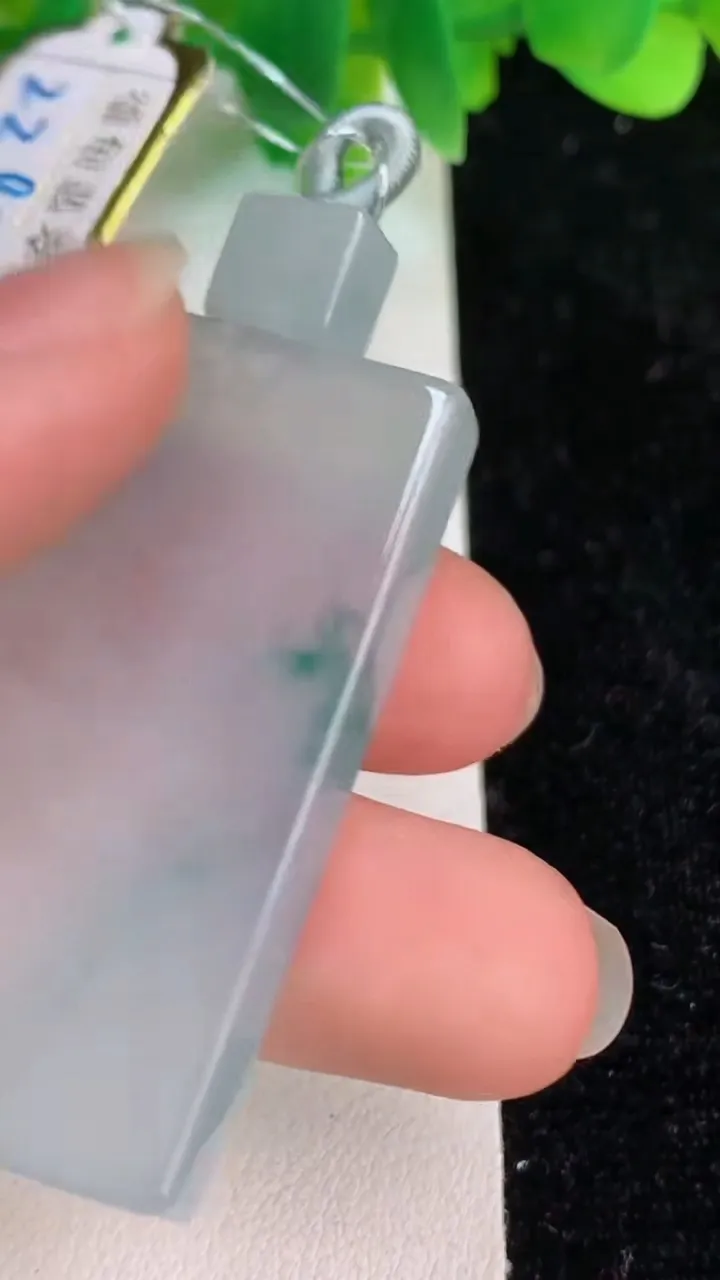 天然A货翡翠种飘花仿古无事牌吊坠，尺寸45-26.3-5.8，重量:22.98g
6月19日