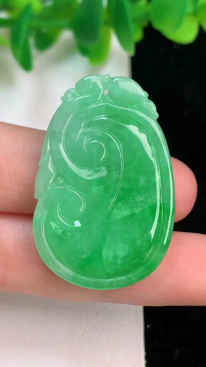 天然A货翡翠如意吊坠，尺寸37-24-5，重量:9.21g
6月19日