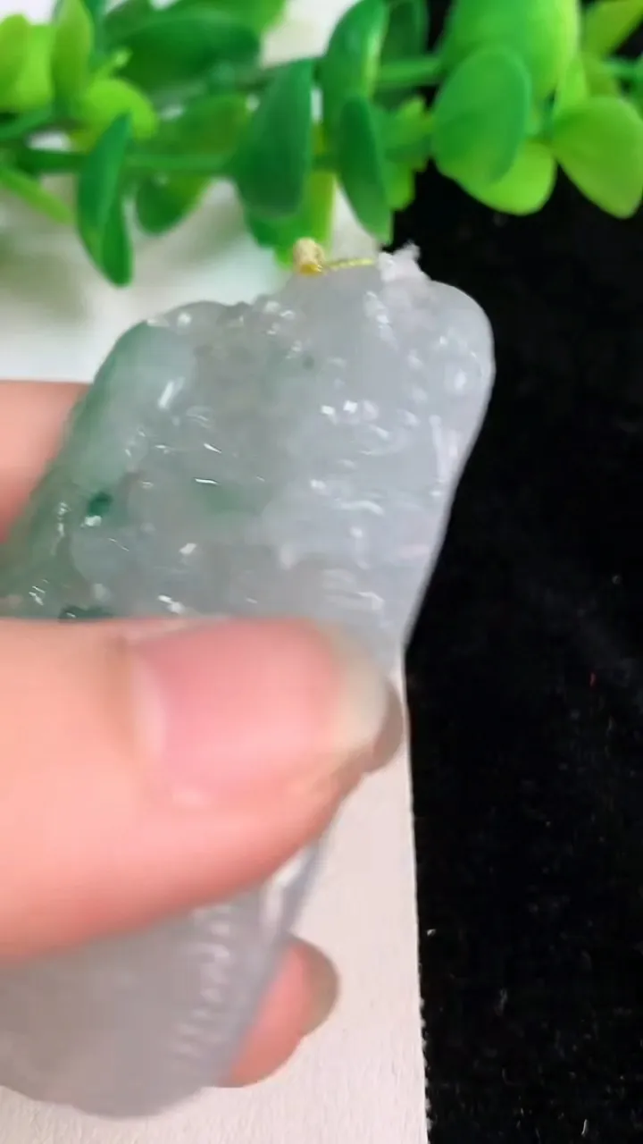天然A货翡翠龙凤呈祥吊坠，尺寸63.8-39-8.8，重量:50.00g
6月19日