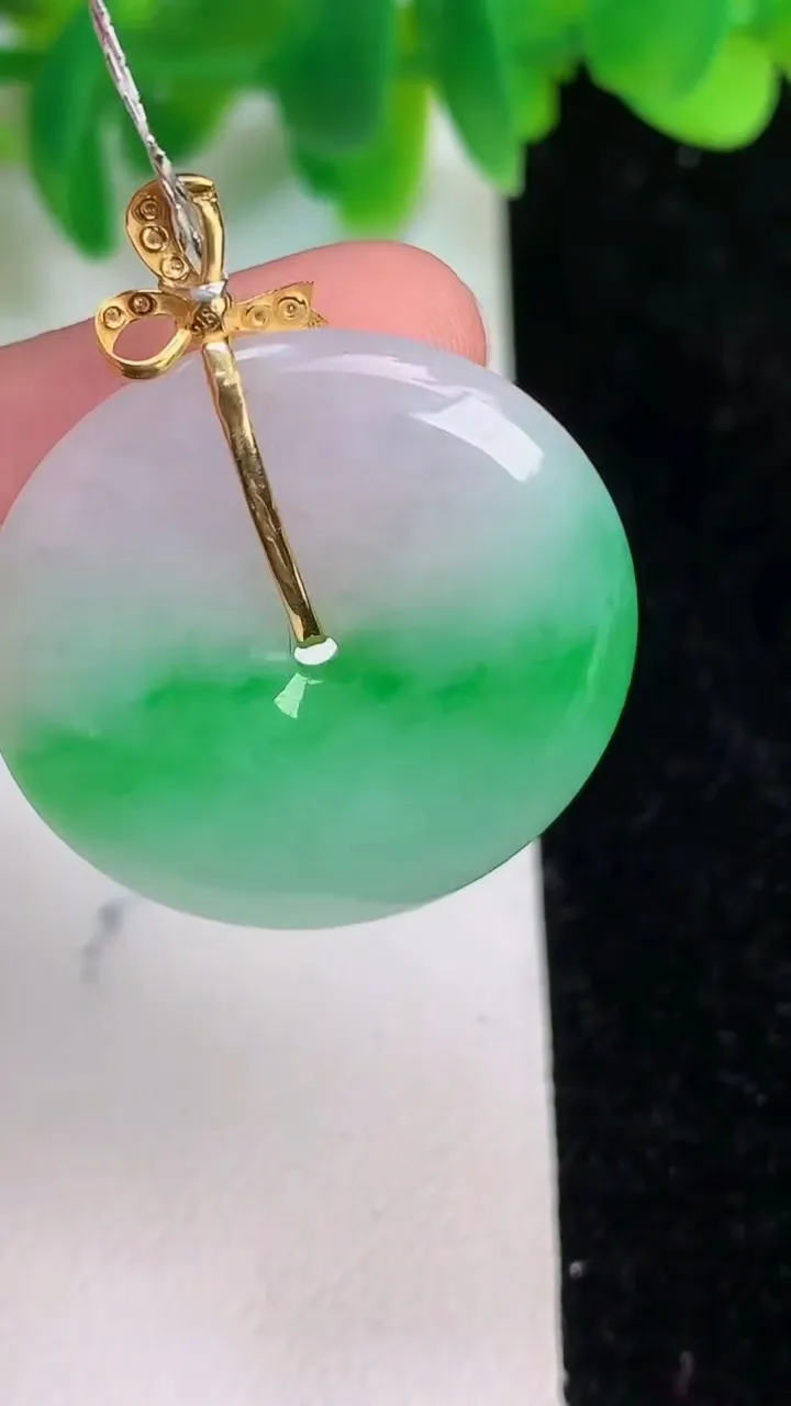 天然A货翡翠平安扣吊坠，尺寸27.4-4.5，重量:7.60g
6月19日