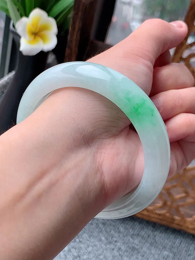 天然A货翡翠飘绿厚装正装正圈手镯58-59圈口尺寸58×13.4×9mm 重量73.90g 0617