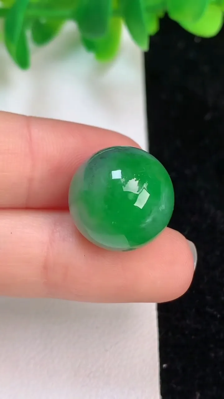天然A货翡翠圆珠吊坠，尺寸16，重量:7.51g
6月19日