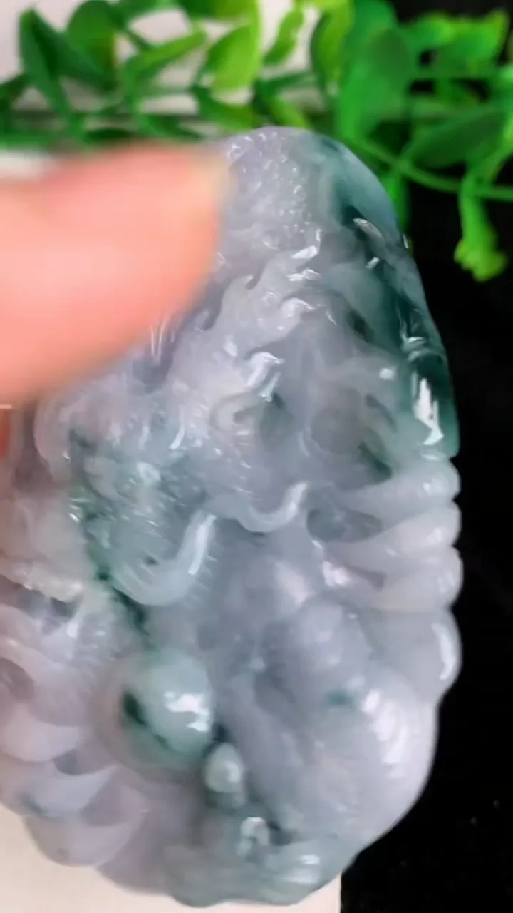 天然A货翡翠紫罗兰 飘花龙牌吊坠，尺寸72-39.2-11.2，重量:69.00g
6月19日