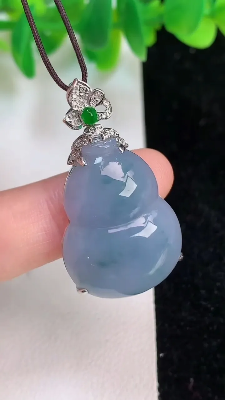 天然A货翡翠18k金紫罗兰飘花葫芦吊坠，尺寸26-19.4-8.3，重量:7.00g
6月19日