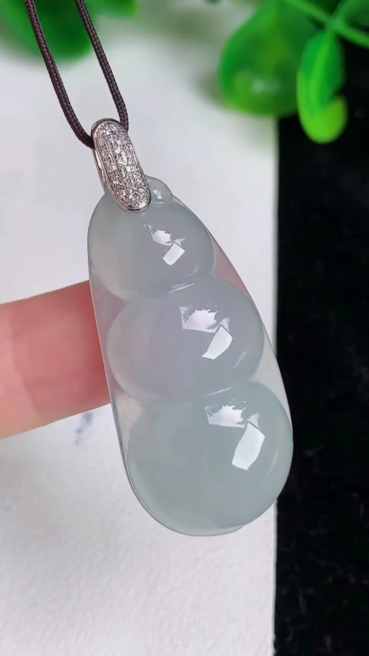 天然A货翡翠种福豆吊坠，尺寸35.8-17.5-6.7，重量:8.15g
6月19日