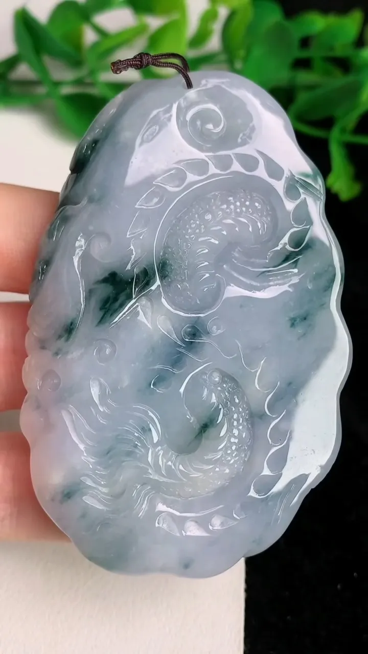 天然A货翡翠紫罗兰 飘花龙牌吊坠，尺寸72-39.2-11.2，重量:69.00g
6月19日
