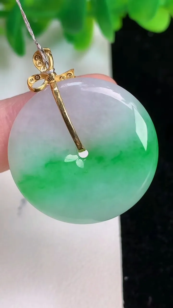 天然A货翡翠平安扣吊坠，尺寸27.4-4.5，重量:7.60g
6月19日