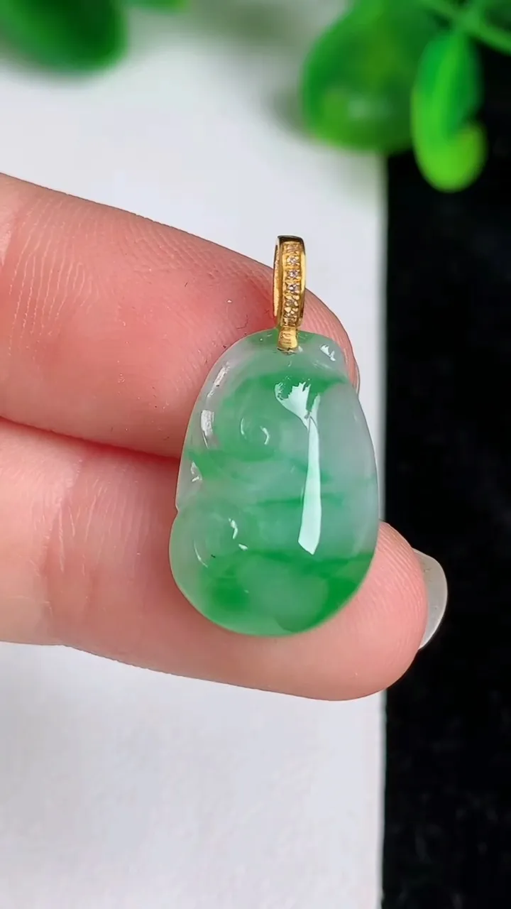 天然A货翡翠如意吊坠，尺寸19-12.7-4.4，重量:1.84g
6月19日
