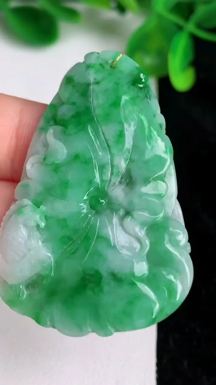 天然A货翡翠年年有余 荷叶鱼吊坠，尺寸47.7-32.3-5，重量:15.00g
6月19日