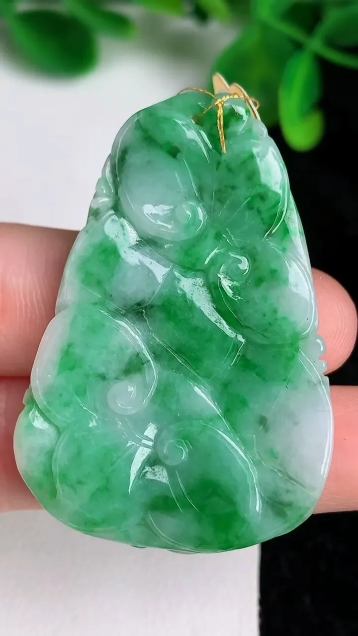 天然A货翡翠年年有余 荷叶鱼吊坠，尺寸47.7-32.3-5，重量:15.00g
6月19日