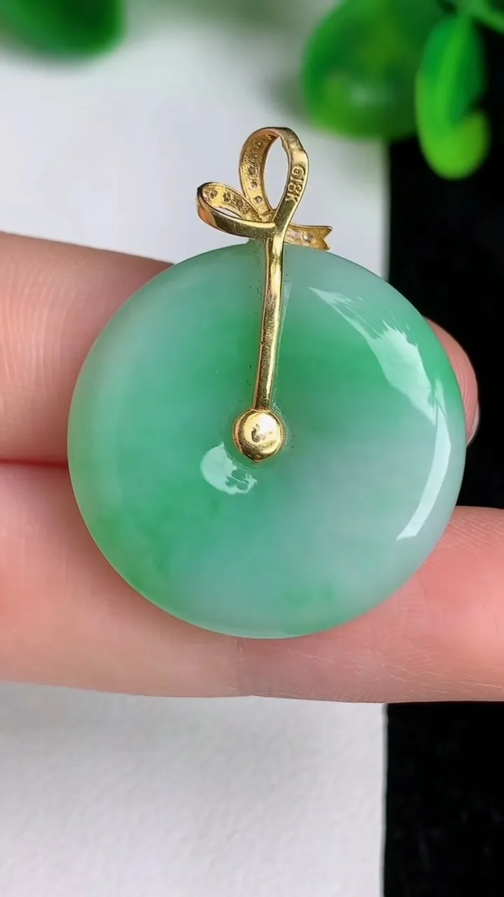 天然A货翡翠平安扣吊坠，尺寸26.2-4.8，重量:7.45g
6月19日