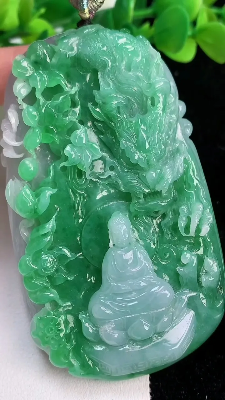 天然A货翡翠祥龙大日如来吊坠，尺寸79-47.3-13.3，重量:101.27g
6月19日