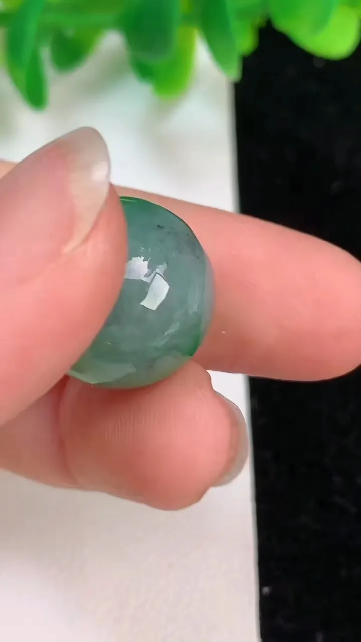 天然A货翡翠圆珠吊坠，尺寸16，重量:7.51g
6月19日