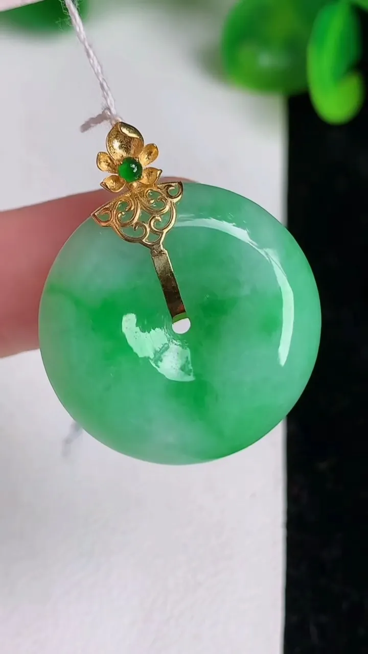 天然A货翡翠平安扣吊坠，尺寸23.8-6.3，重量:7.72g
6月19日