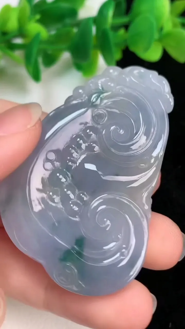 天然A货翡翠紫罗兰飘花如意吊坠，尺寸55.8-38.4-9.3，重量:36.48g
6月19日