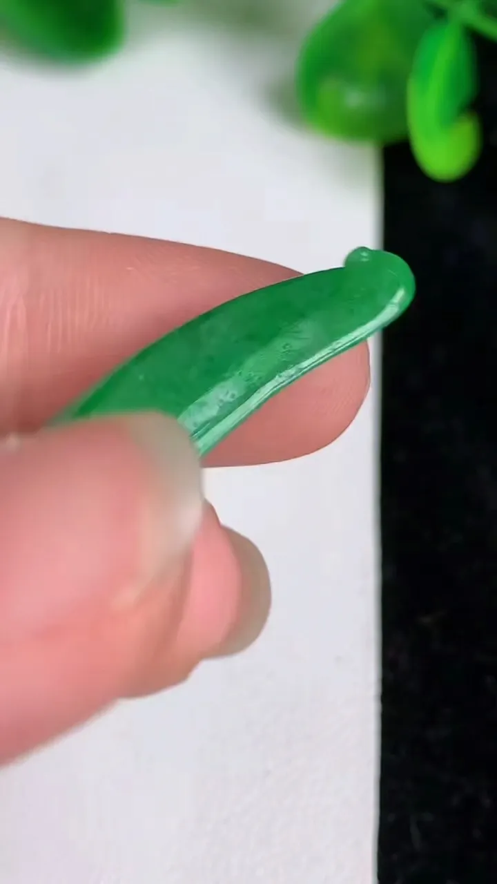天然A货翡翠福瓜吊坠，尺寸35.3-11-5.3，重量:3.63g
6月19日