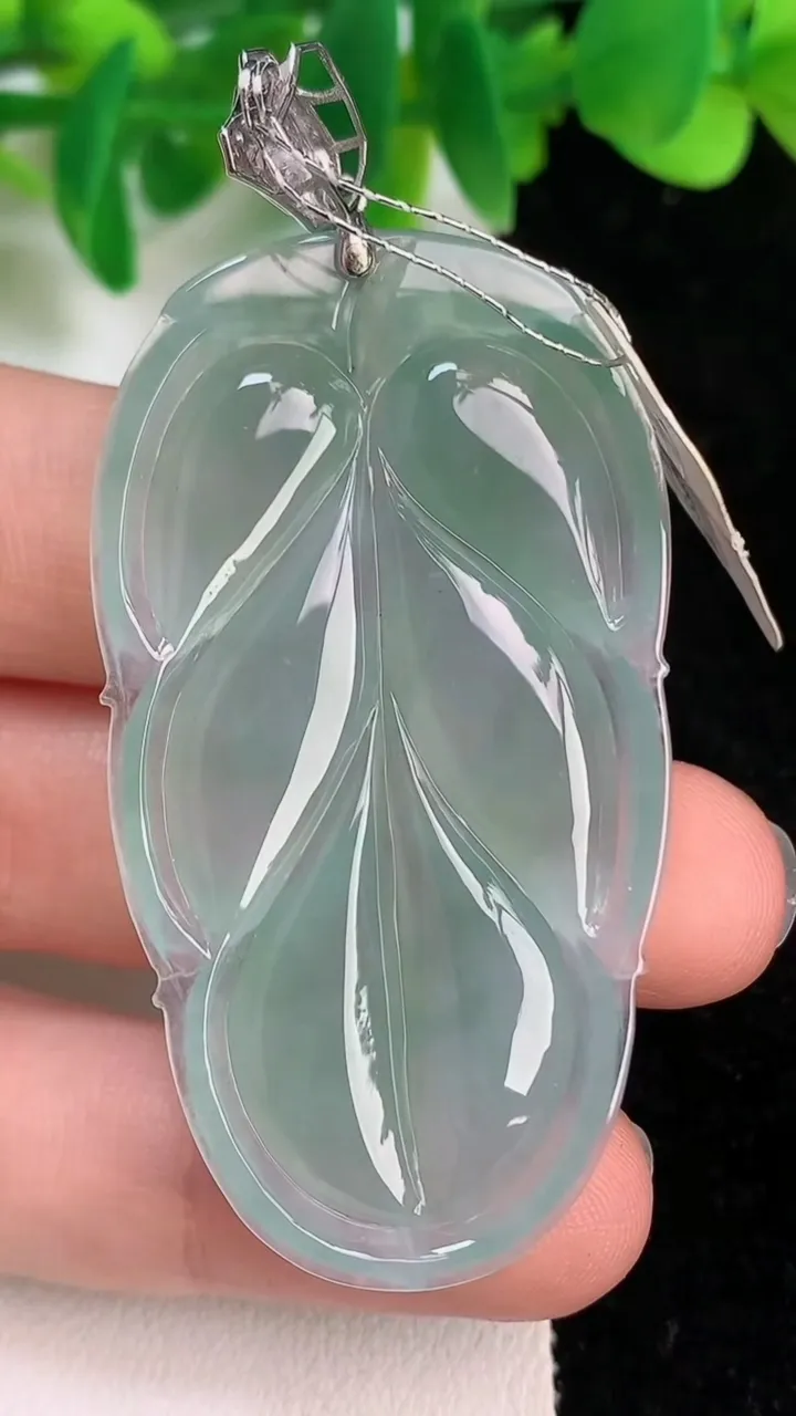 天然A货翡翠金枝玉叶 叶子吊坠，尺寸51.5-28.2-5.8，重量:15.34g
6月19日