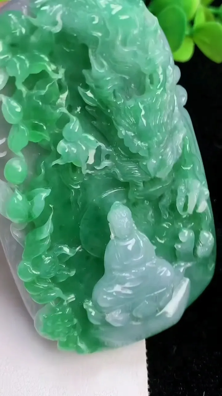 天然A货翡翠祥龙大日如来吊坠，尺寸79-47.3-13.3，重量:101.27g
6月19日
