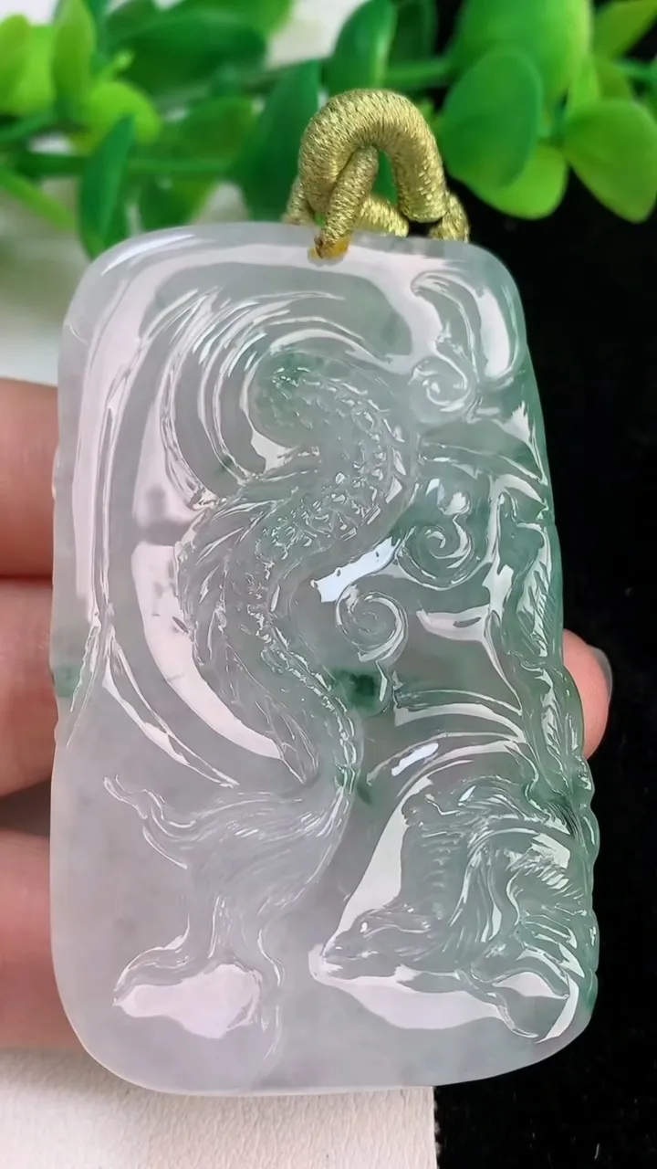 天然A货翡翠龙凤呈祥吊坠，尺寸63.8-39-8.8，重量:50.00g
6月19日