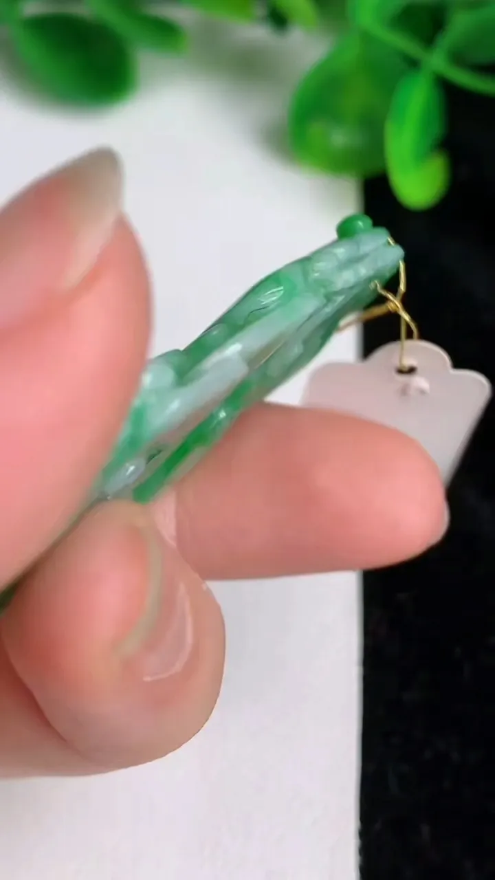 天然A货翡翠年年有余 荷叶鱼吊坠，尺寸47.7-32.3-5，重量:15.00g
6月19日
