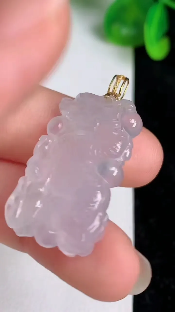 天然A货翡翠种白冰龙牌吊坠，尺寸30-17.2-6，重量:7.35g
6月19日