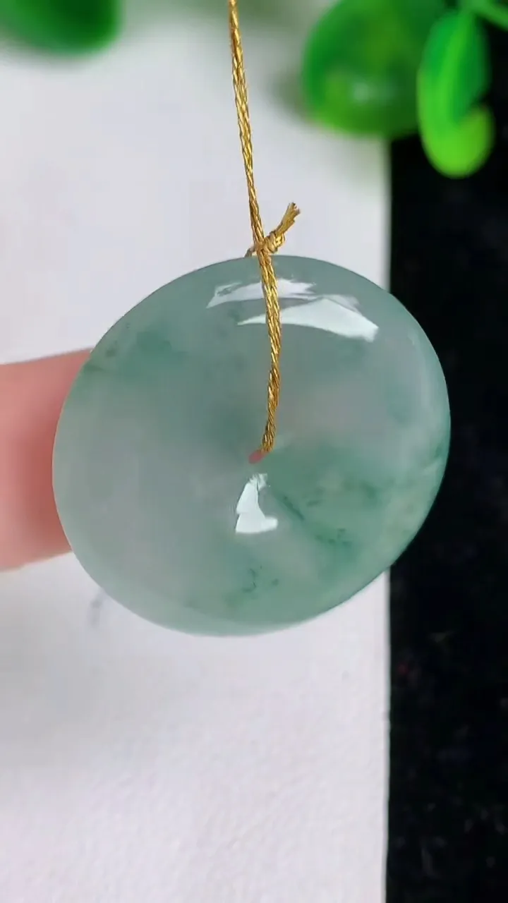 天然A货翡翠飘花平安扣吊坠，尺寸27-5.4，重量:8.70g
6月19日