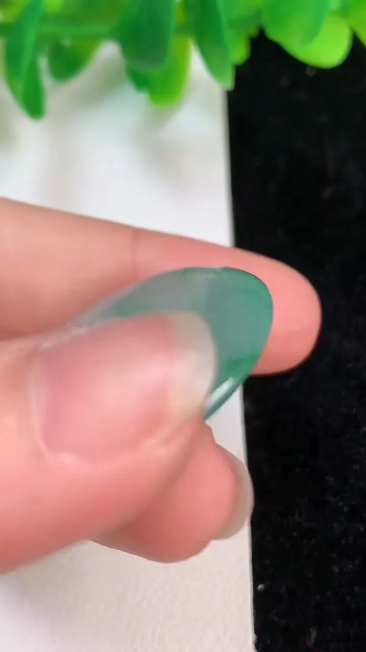 天然A货翡翠平安扣吊坠，尺寸28.7-5.5，重量:9.50g
6月19日