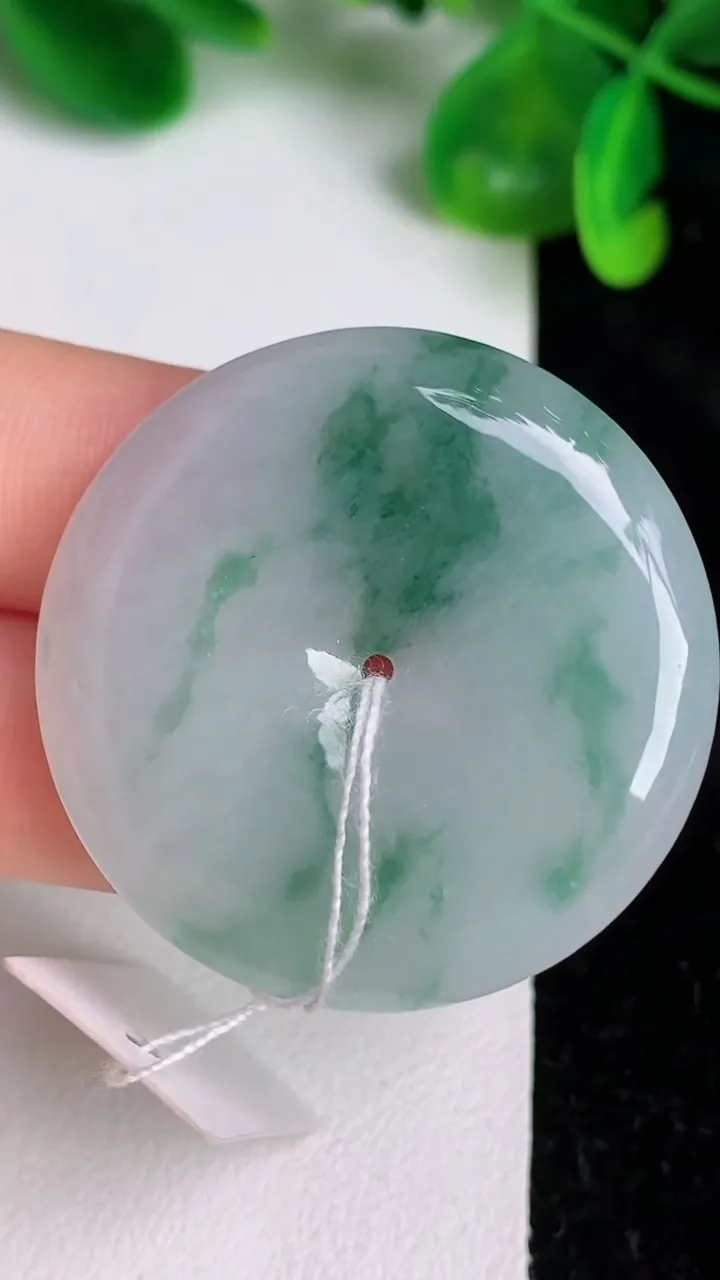 天然A货翡翠飘花平安扣吊坠，尺寸36.8-5.7，重量:16.50g
6月19日