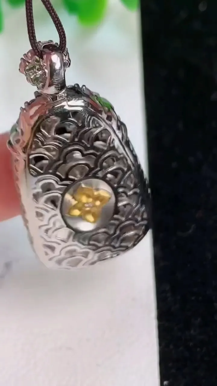 天然A货翡翠如意吊坠，尺寸40.3-31.7-19.8-8，重量:12.50g
6月19日