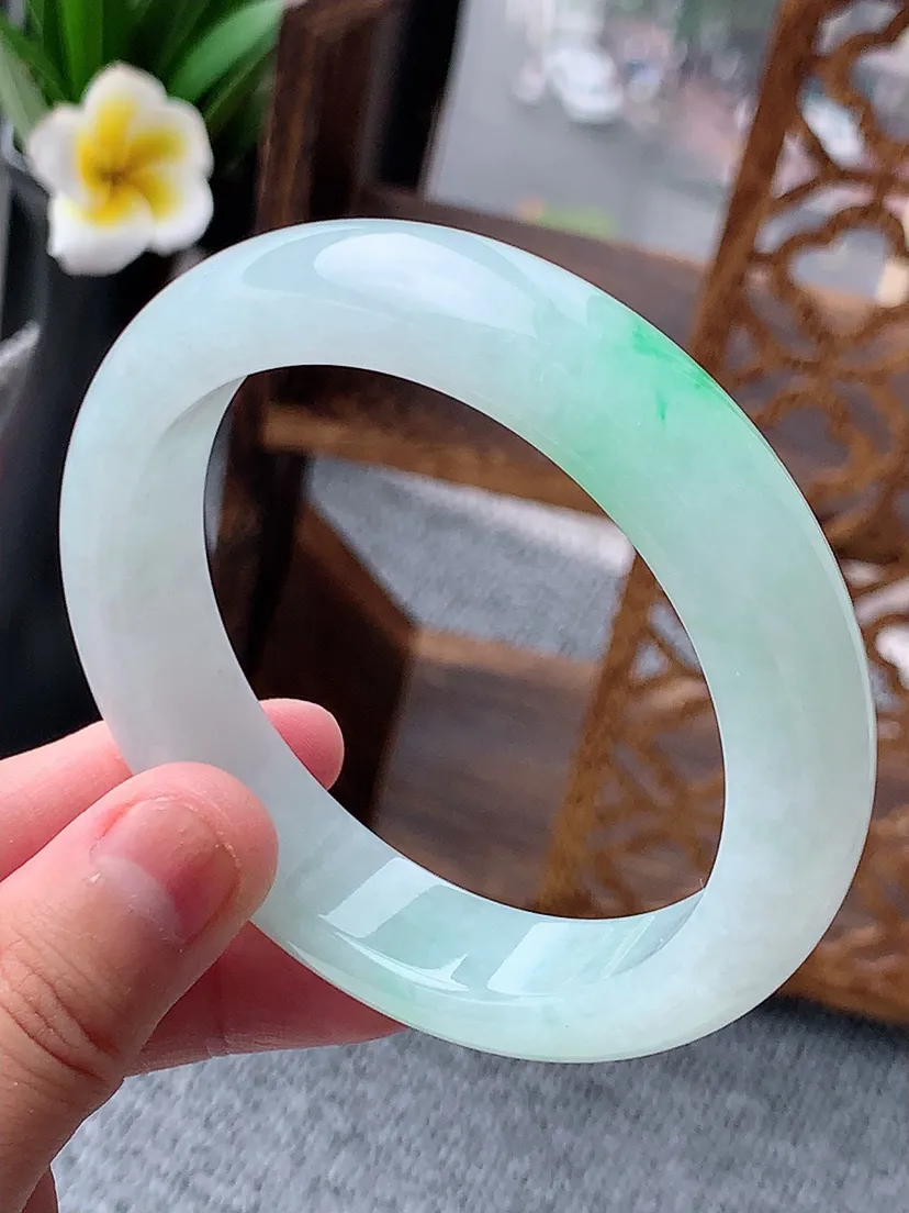 天然A货翡翠飘绿厚装正装正圈手镯58-59圈口尺寸58×13.4×9mm 重量73.90g 0617