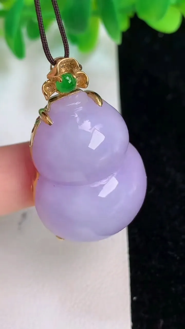 天然A货翡翠18k金紫罗兰葫芦吊坠，尺寸32-24-13，重量:16.38g
6月19日