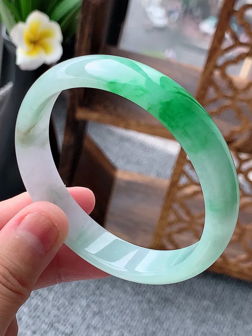 天然A货翡翠飘绿正装正圈手镯59-60大圈口尺寸59×13×6mm 重量47.19g 0617