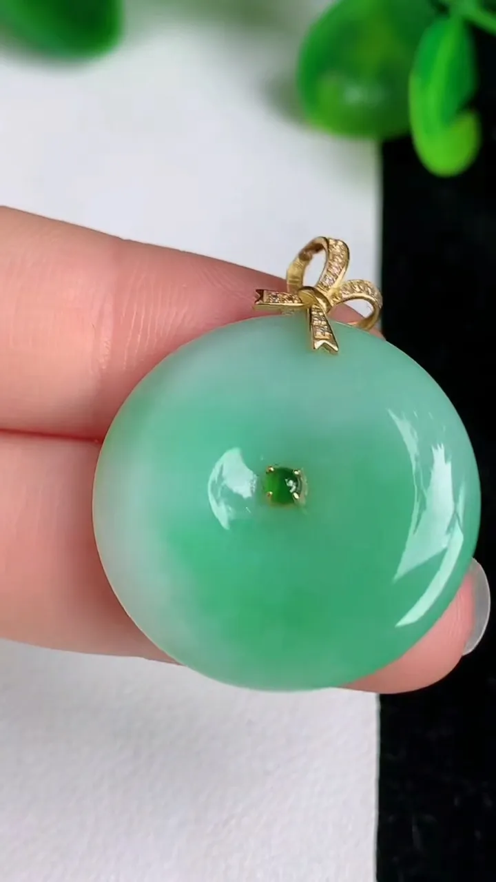 天然A货翡翠平安扣吊坠，尺寸26.2-4.8，重量:7.45g
6月19日