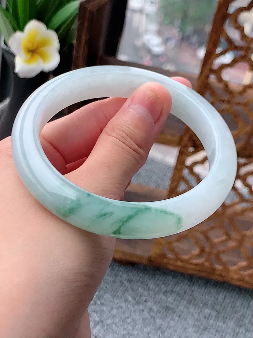 天然A货翡翠飘花正装正圈手镯61-62大圈口尺寸61×11.8×8.5mm 重量65.14g 0617