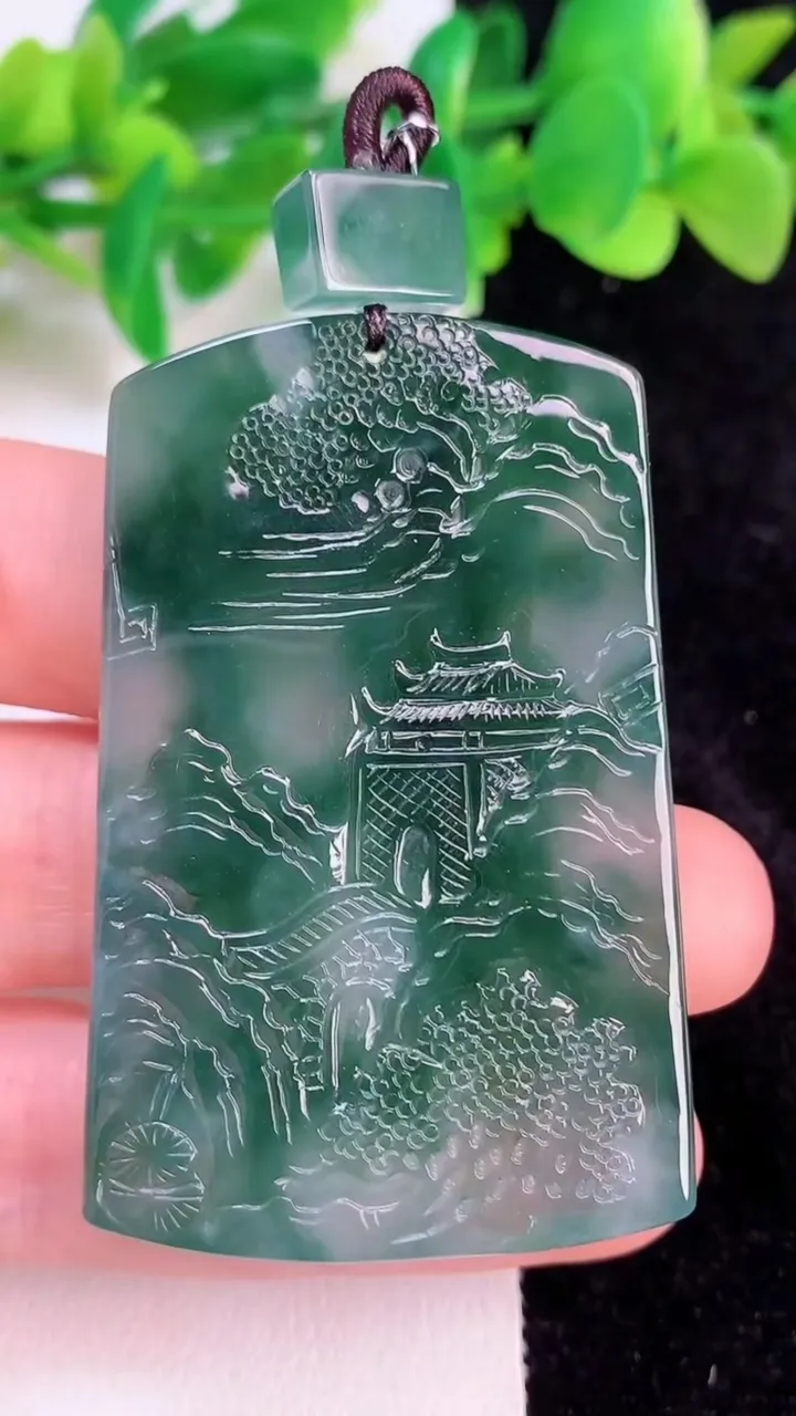 天然A货翡翠种飘花山水牌吊坠，尺寸53-34-7.6，重量:38.93g
6月19日