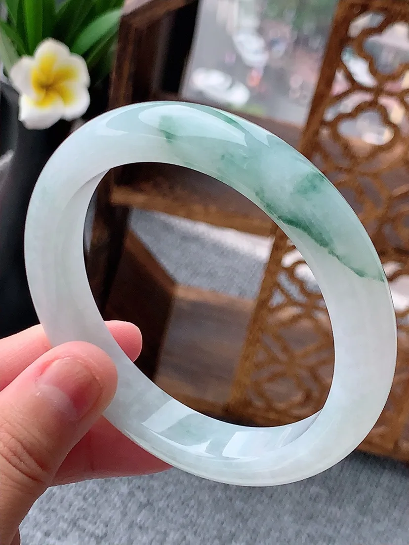 天然A货翡翠飘花正装正圈手镯61-62大圈口尺寸61×11.8×8.5mm 重量65.14g 061