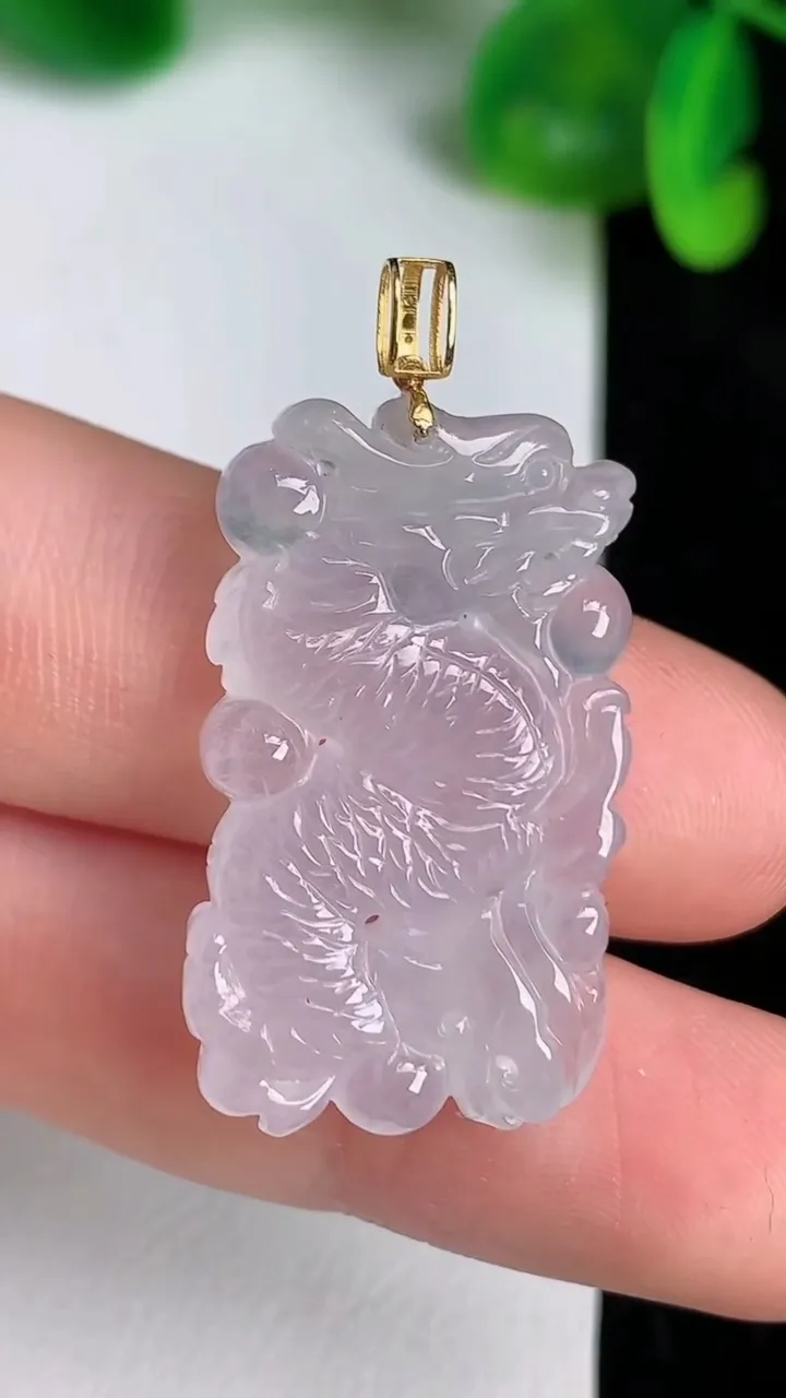 天然A货翡翠种白冰龙牌吊坠，尺寸30-17.2-6，重量:7.35g
6月19日