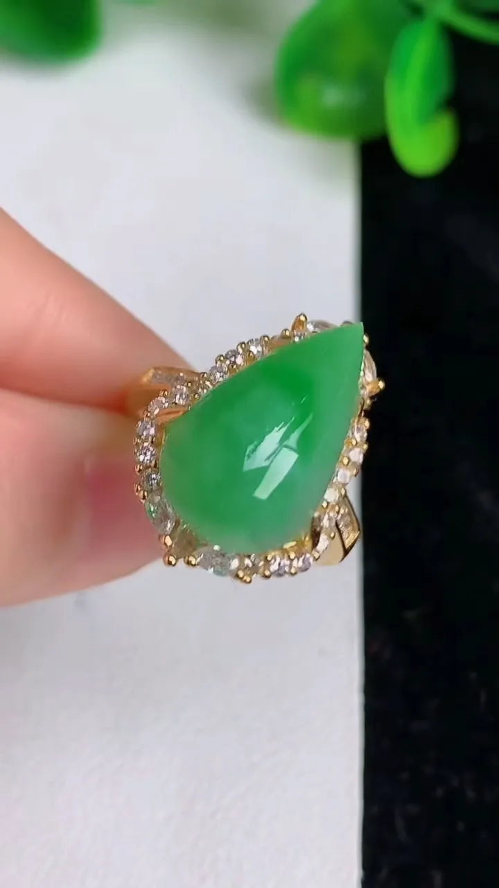 天然A货翡翠水滴戒指，尺寸17-11，重量:5.89g2025年6月19日
工厂直销收藏佳品,种好水足，色泽均匀，有种有色，上手高大气！