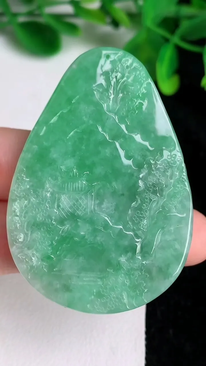 天然A货翡翠山水牌吊坠，尺寸54.2-38-8.2，重量:33.23g
6月19日