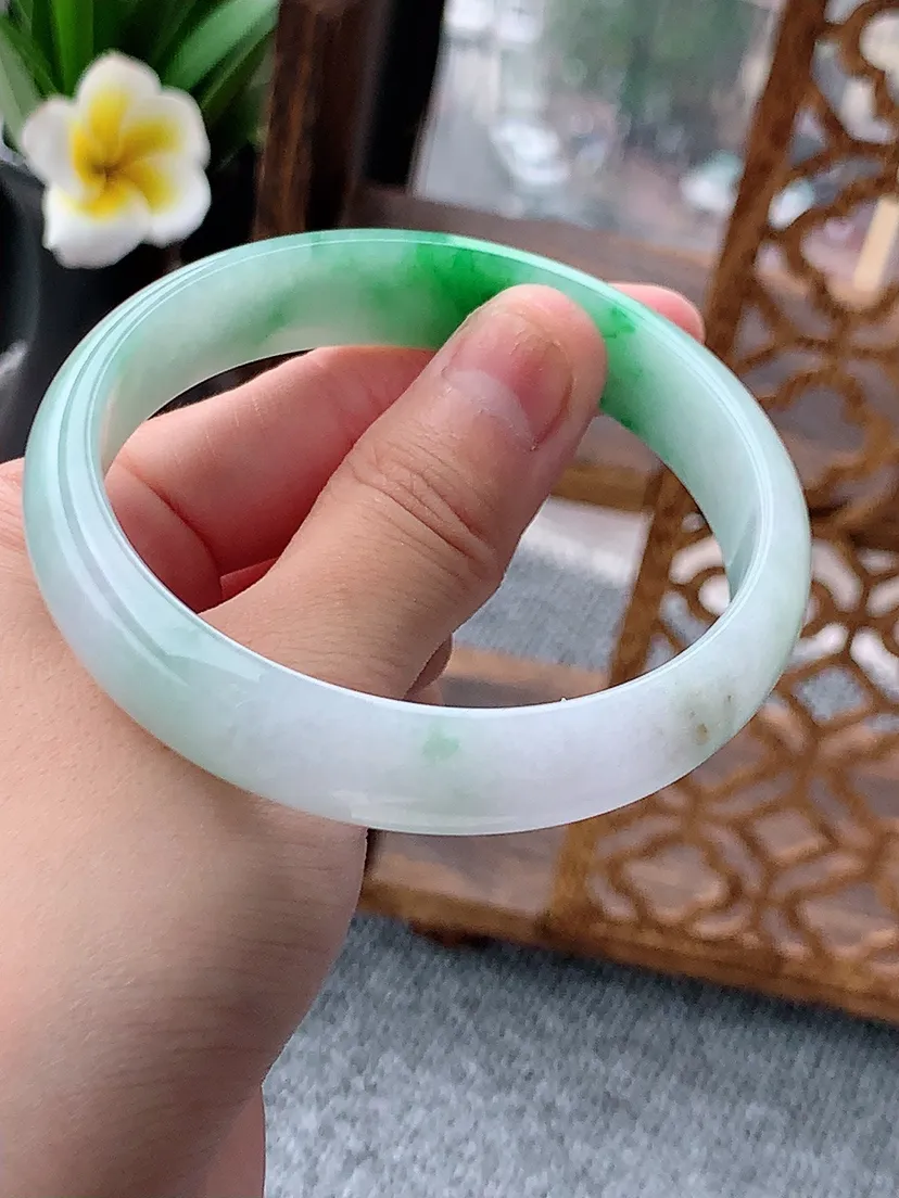天然A货翡翠飘绿正装正圈手镯59-60大圈口尺寸59×13×6mm 重量47.19g 0617
