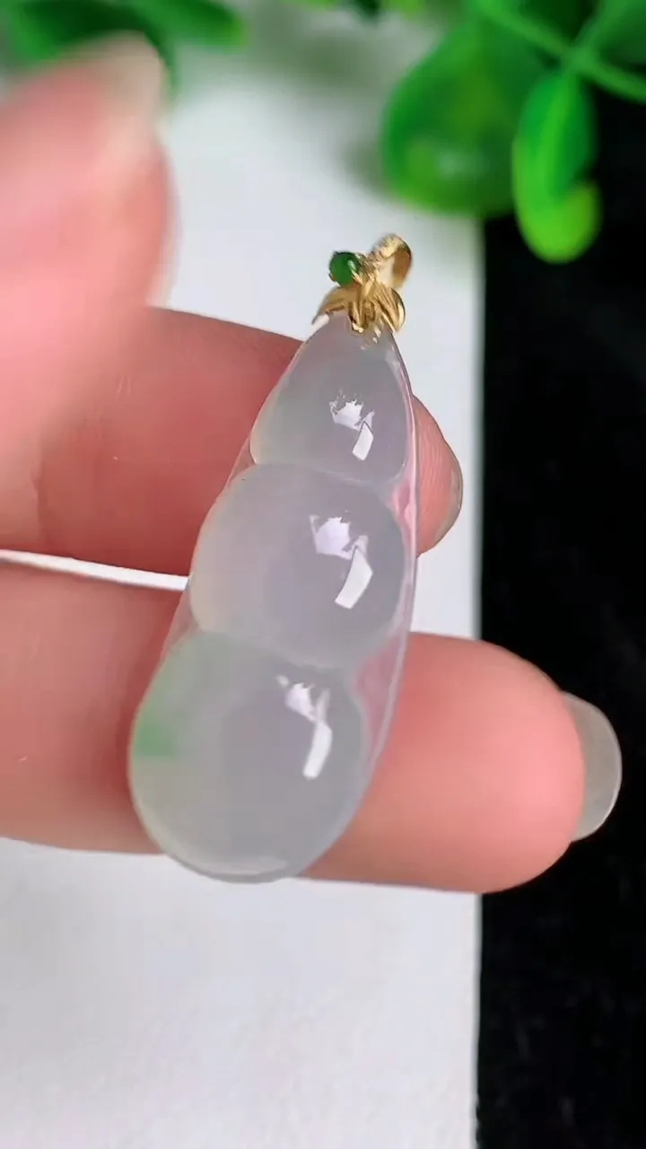 天然A货翡翠福豆吊坠，尺寸31-12.8-7，重量:3.29g
6月19日