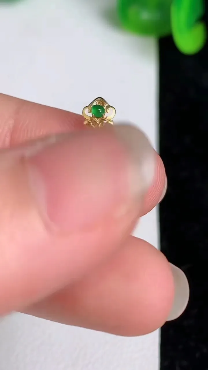 天然A货翡翠18k金紫罗兰福瓜吊坠，尺寸20-9.5-6，重量:1.85g
6月19日
