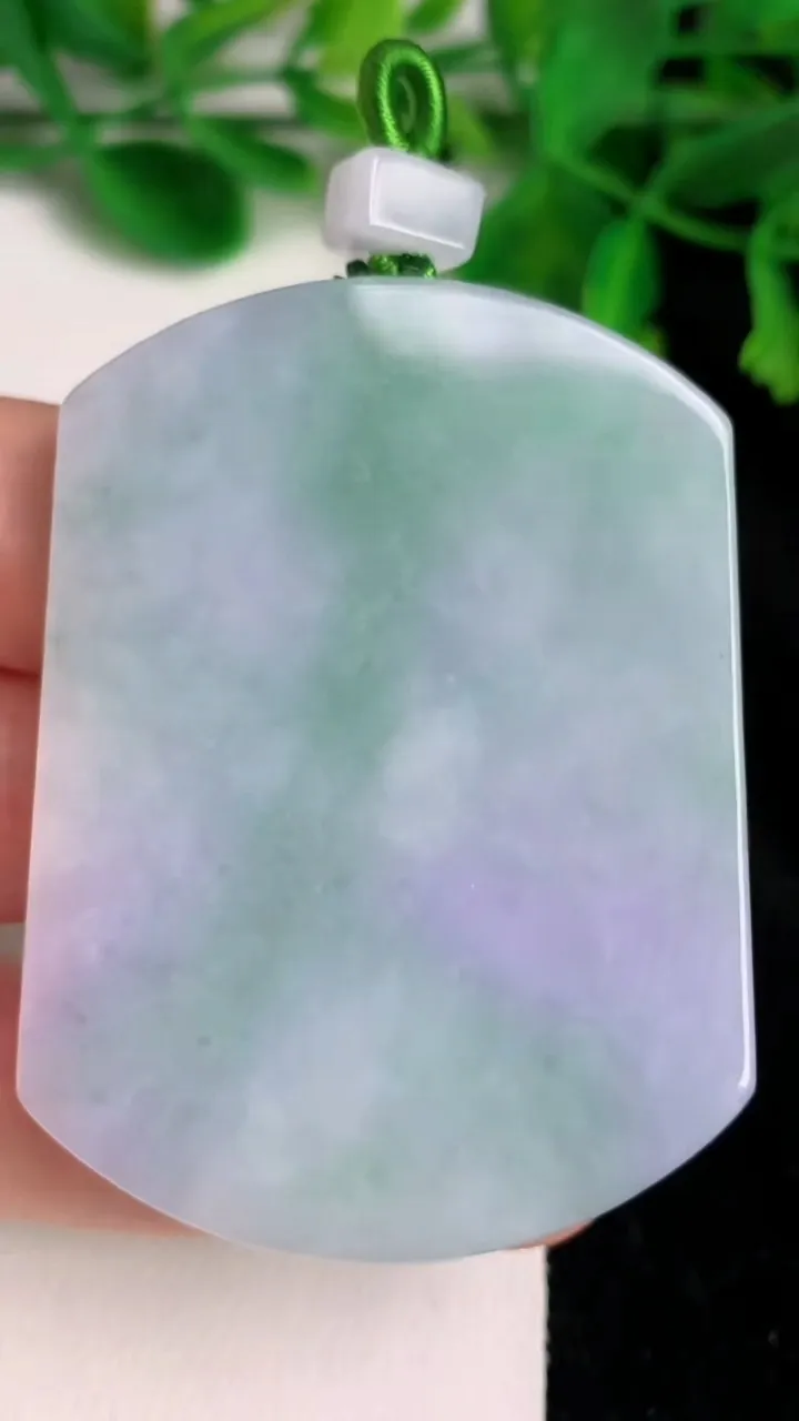 天然A货翡翠春带彩紫罗兰无事牌吊坠，尺寸57-42.8-5.3，重量:38.93g
6月19日