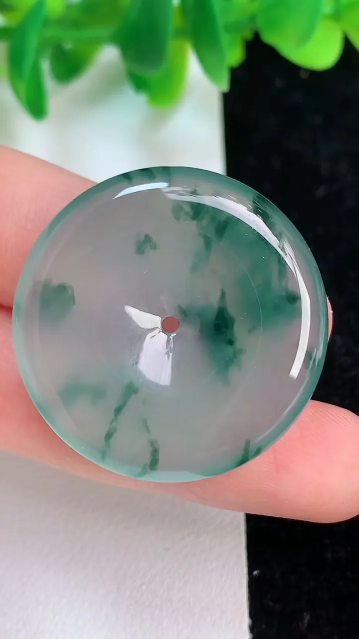 天然A货翡翠种飘花平安扣吊坠，尺寸31.8-5.3，重量:11.81g
6月19日