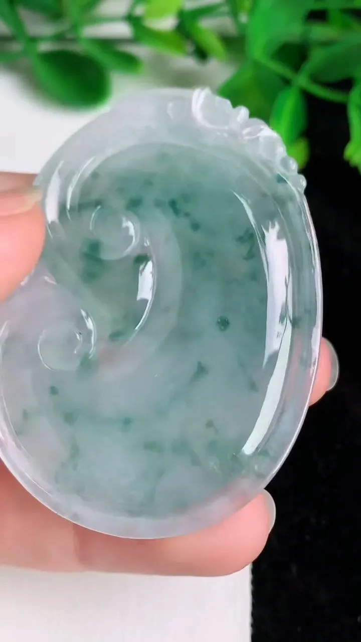 天然A货翡翠冰种飘花如意吊坠，尺寸55.8-40.6-5.6，重量:22.90g
6月19日