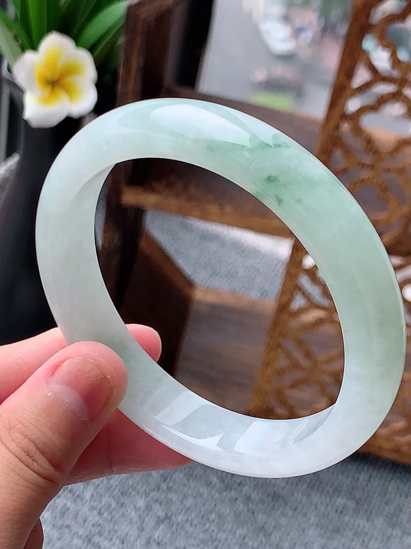 天然A货翡翠飘花正装正圈手镯62-63大圈口尺寸62×12.7×8mm 重量65.70g 0617
