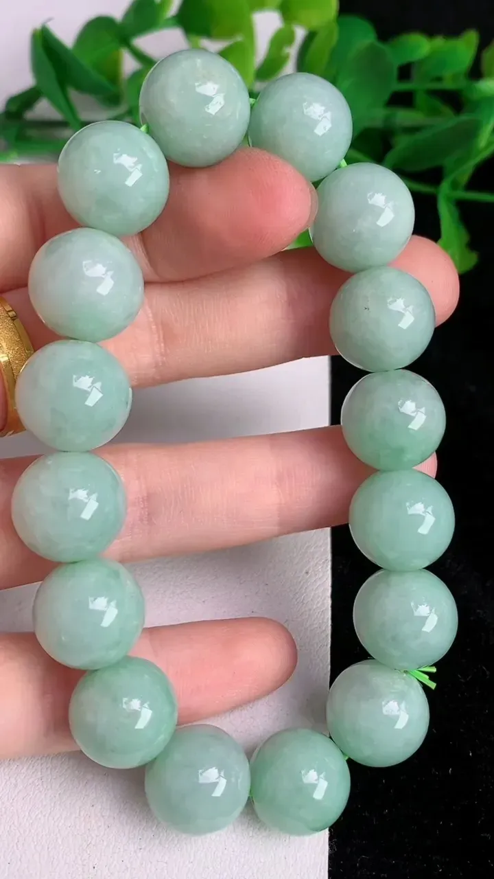 天然A货翡翠圆珠手串16颗，尺寸13.3，重:63.42g6月19日
工厂直销收藏佳品,种好水足，色