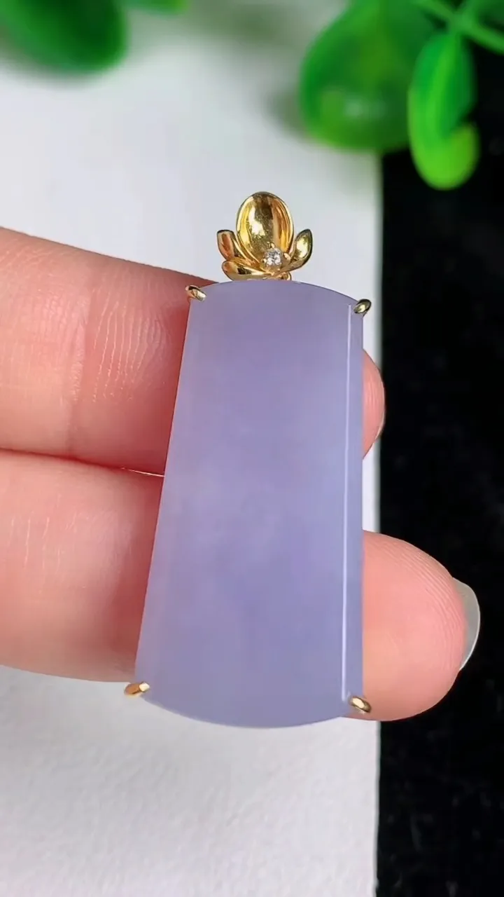 天然A货翡翠18k金紫罗兰无事牌吊坠，尺寸29.6-16.3-4.4，重量:5.08g
6月19日