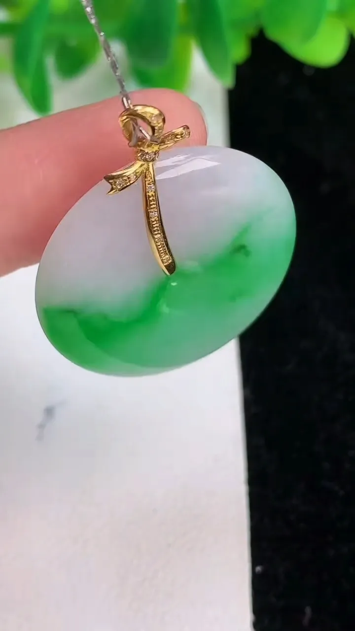 天然A货翡翠平安扣吊坠，尺寸27.4-4.5，重量:7.60g
6月19日