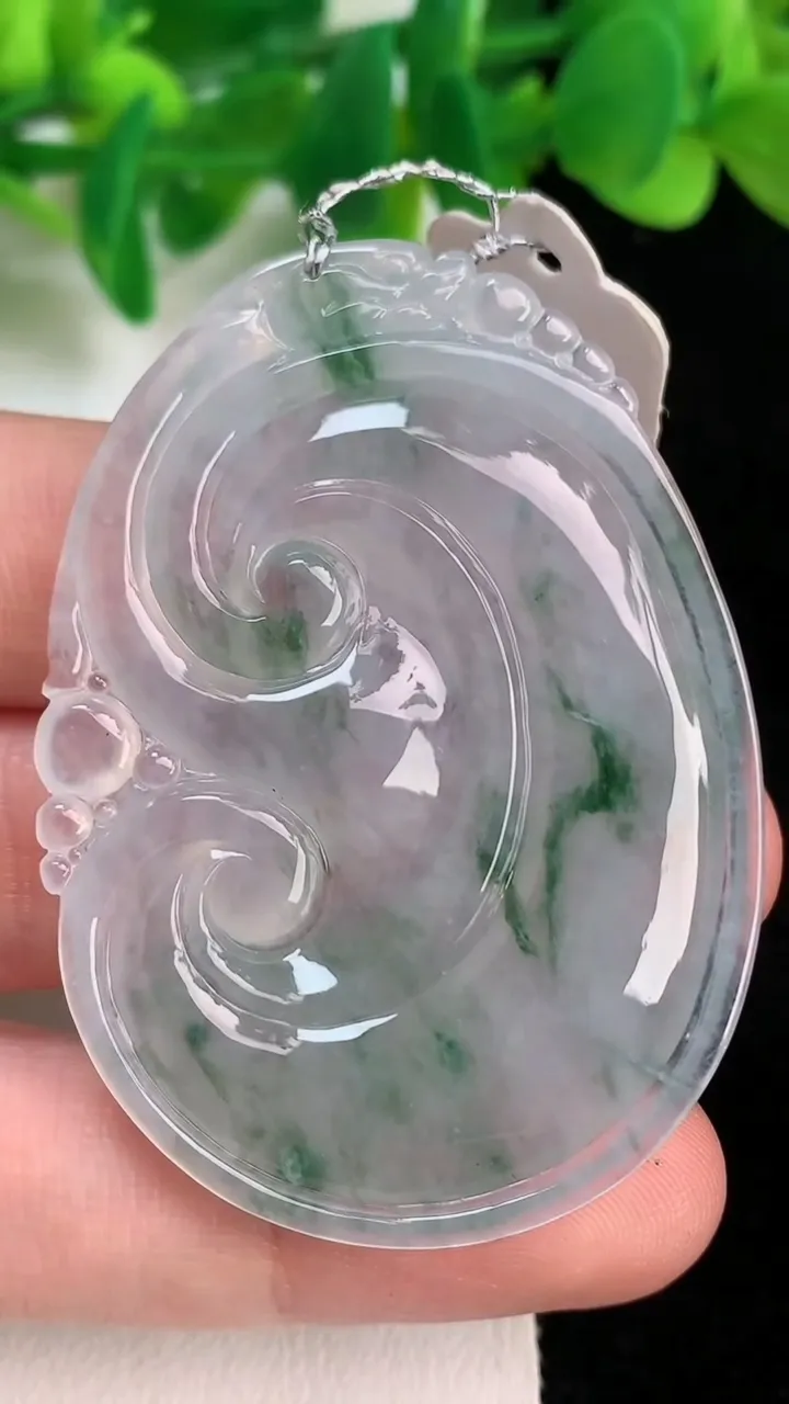 天然A货翡翠种飘花如意吊坠，尺寸51.4-36.6-5.8，重量:20.00g
6月19日